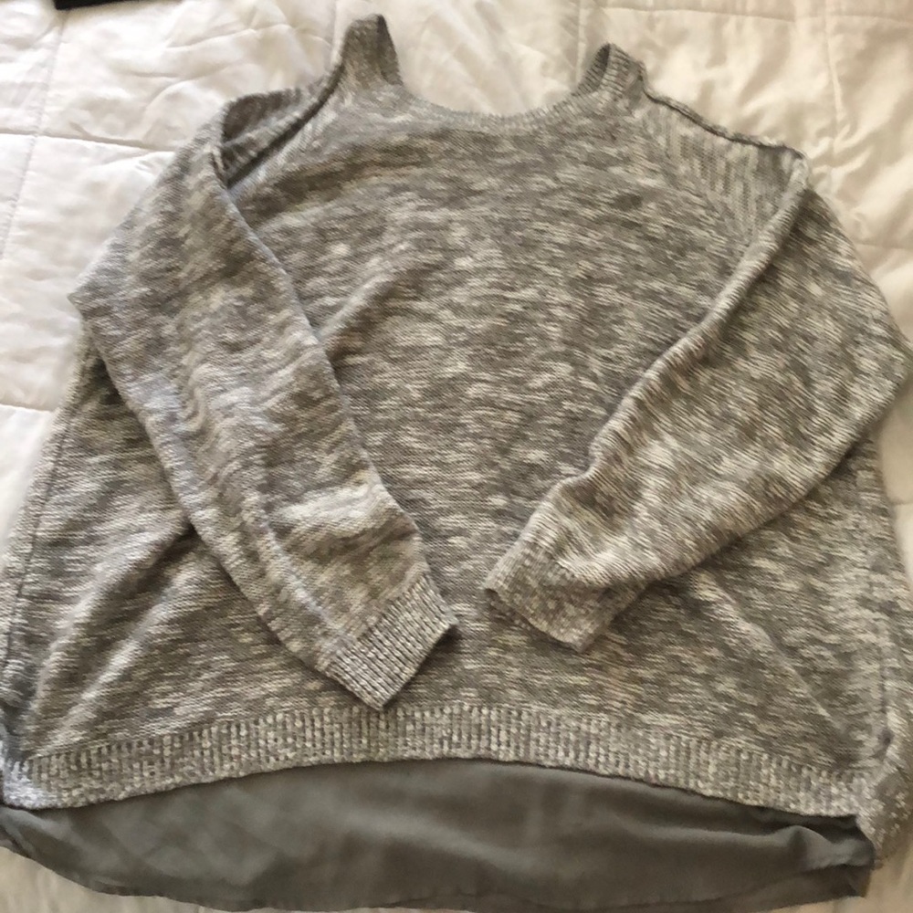 GRAY & WHITE SWEATER-KNIT TOP